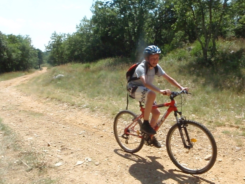 Village Camps International Summer Camp Ard&egrave;che, France 2019-07-26 https://www.villagecamps.com/journals_admin/images/70-8-Leonid makes it to Icecream Hill.jpg